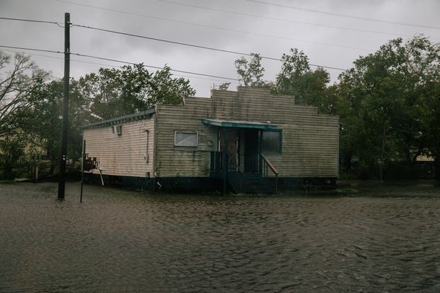 Hundreds of thousands in Texas and Louisiana lost power as the storm traveled north (Photo:WSJ) 