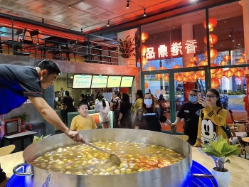 giant sweet soup pot atop aquarium in hcmc grabs attention