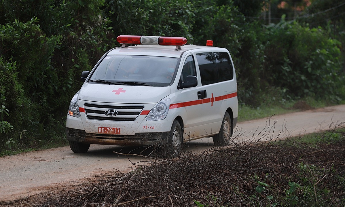 An ambulance arriving at the scene (Photo: VNE) 