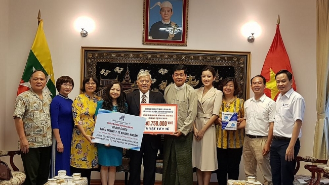Vietnam donates medical supplies to Malaysia amidst COVID-19 pandemic
