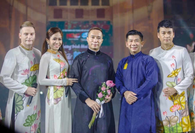 Designer Do Trinh Hoai Nam has designed many Ao Dai with patterns of lotus on (Photo: Zing News) 