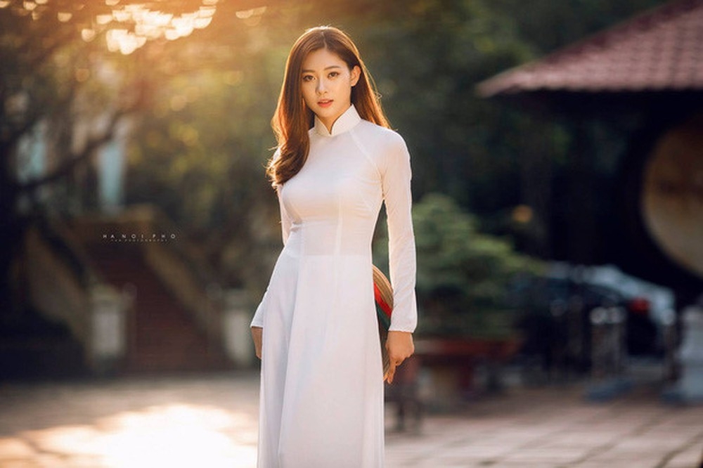 A Vietnamese student wearing white Ao Dai. Wearing white Ao Dai to school has long been the norm in Vietnam (Photo: Du Doan Vietlott) 