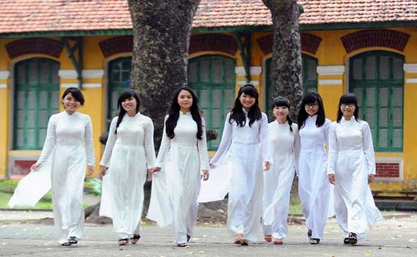 Wearing white Ao Dai to school has long been the norm in Vietnam (Photo: Baamboo) 