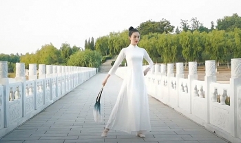 miss earth 2020 chinese candidate wears outfit resembling vietnamese ao dai in talent competition