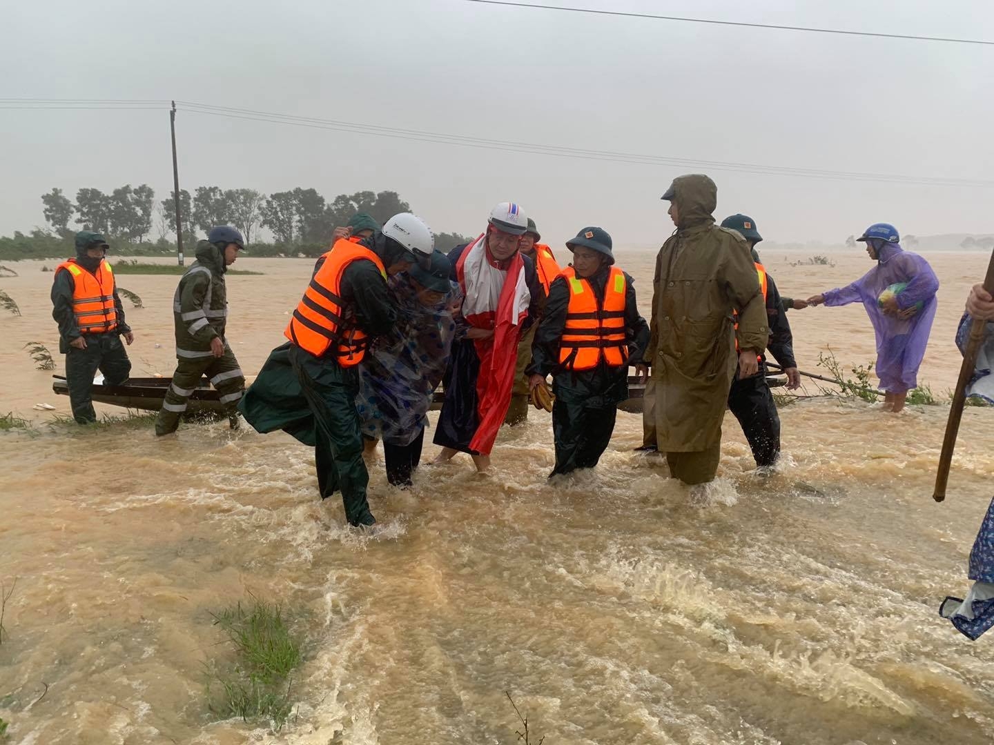 Evacuating residents in Dong Ha (Photo: Vietnamnet) 