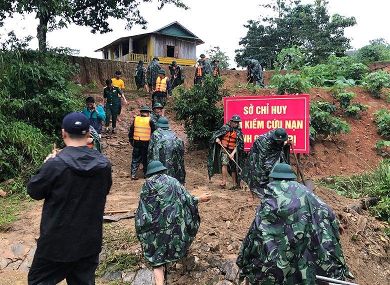 Soldiers searching for the 22 missing bodies in Huong Hoa, Quang Tri (Photo: Vietnamnet) 