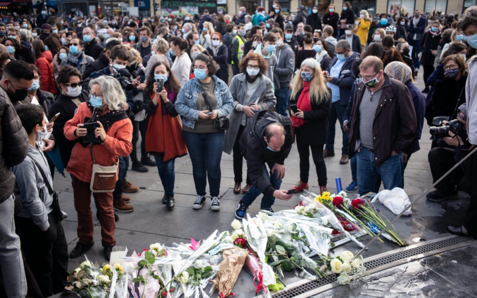 People offering flowers to the late teacher (Photo: The New Daily) 