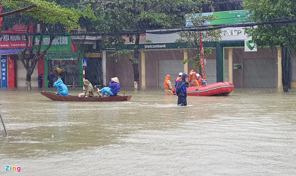 People riding on boat to evacuate (Photo: Zing News) 