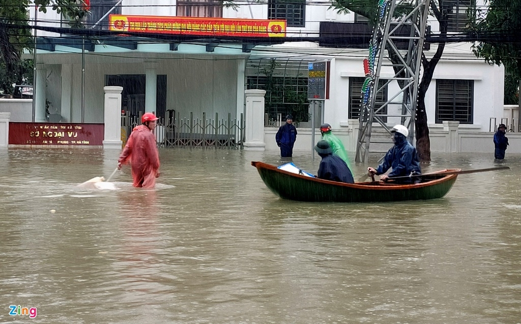 Flood in Central Vietnam: 160,000 houses in Central Vietnam inundated in record high flood water