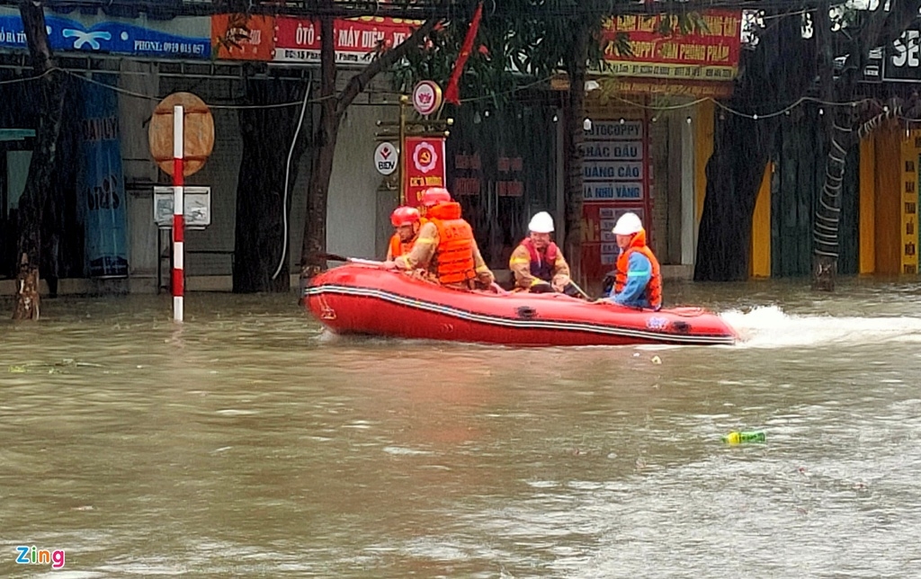 Flood in Central Vietnam: 160,000 houses in Central Vietnam inundated in record high flood water