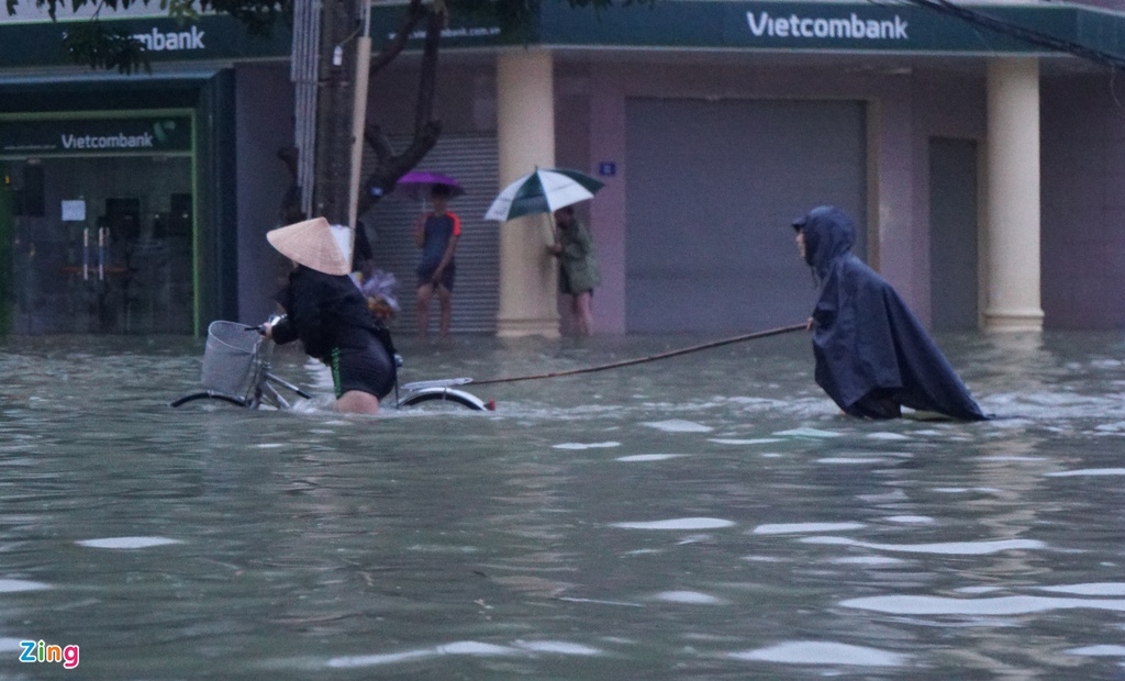 Flood in Central Vietnam: 160,000 houses in Central Vietnam inundated in record high flood water