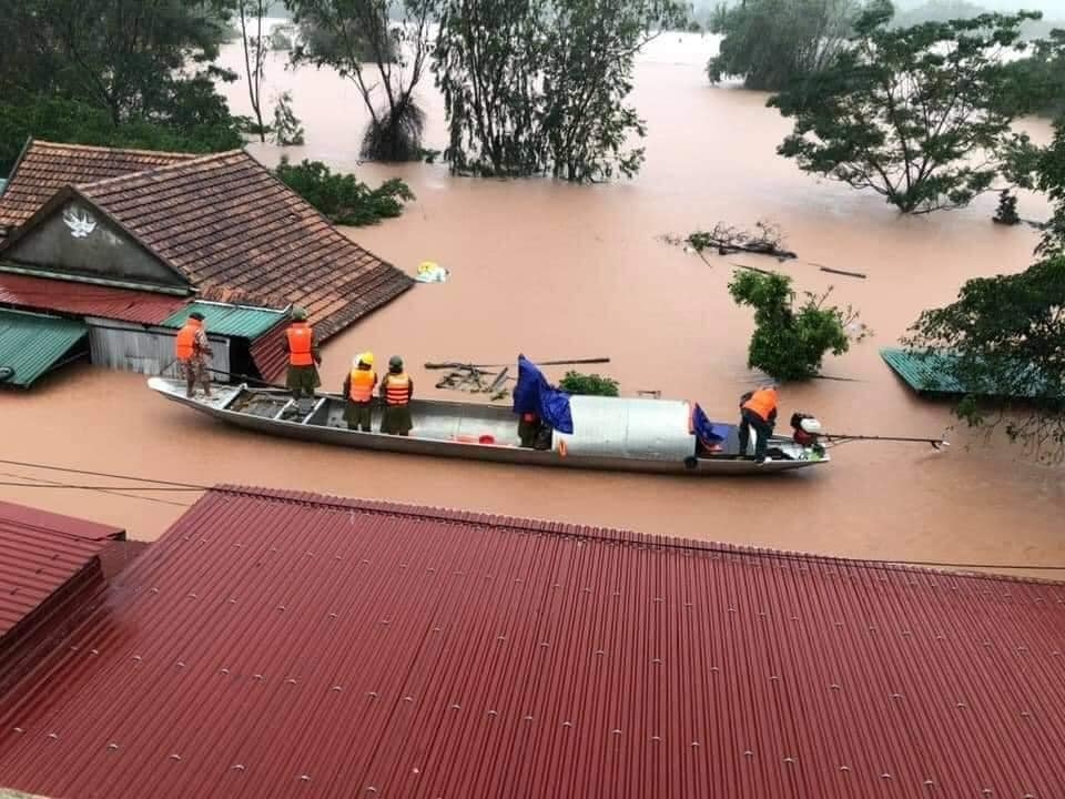 Heavy flood inundates houses in Quang Tri provinces (Photo: Bao Hom Nay) 