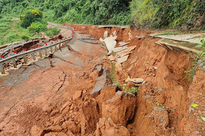 Roadways are heavily damaged by floods and landslides (Photo: VNE) 