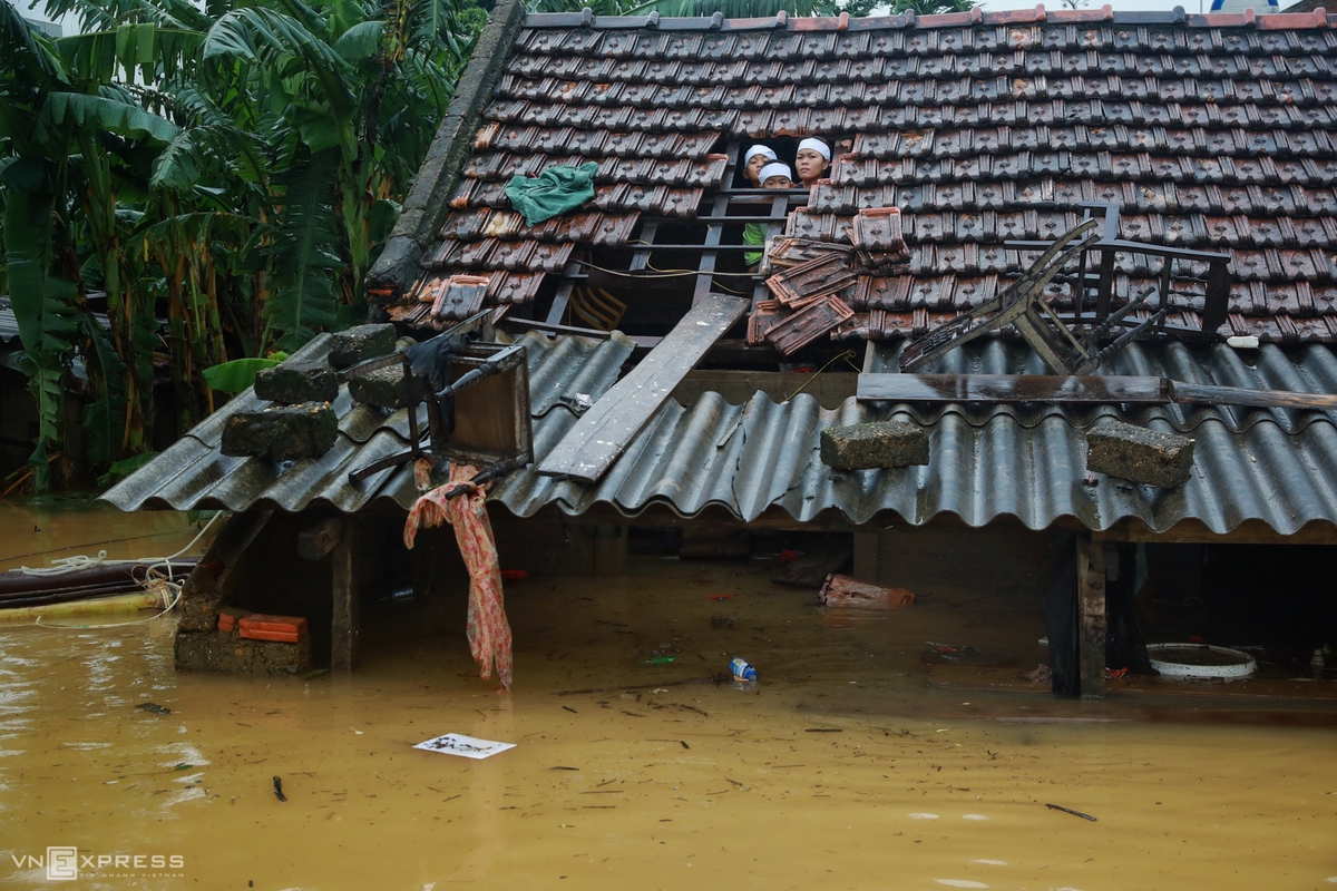 A family helding a funeral during the flood (Photo: VNE) 