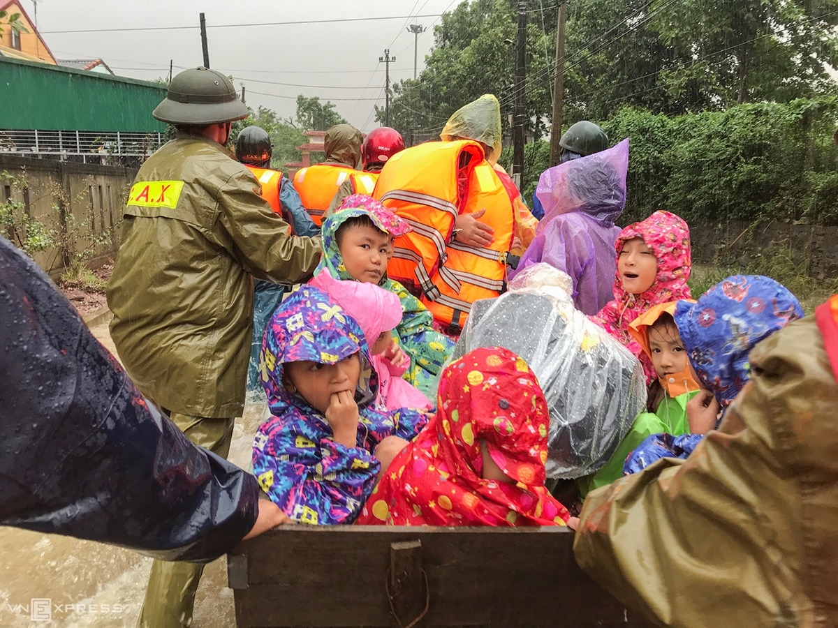 A group of children being evacuated (Photo: Nhan Dan) 