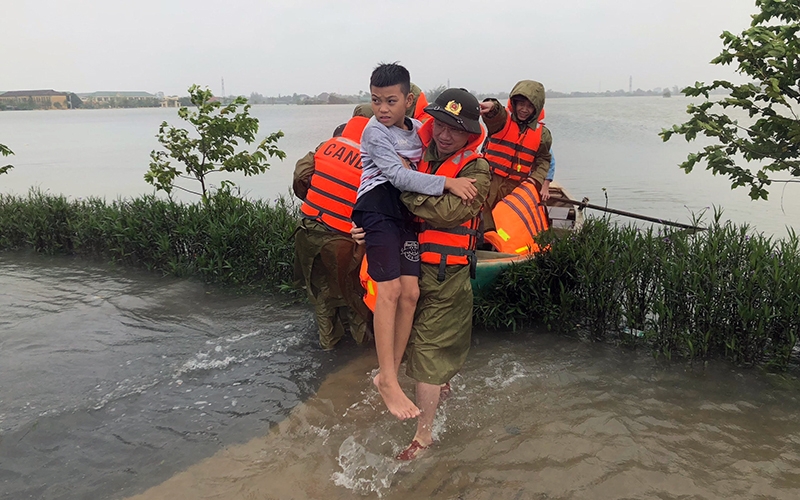 Flood in Central Vietnam: Foreign netizens pray for Central Vietnamese's safety