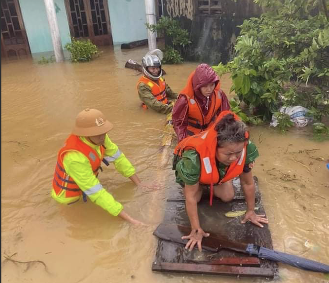 flood in central vietnam foreign netizens pray for central vietnameses safety