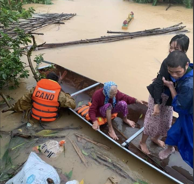 Flood in Central Vietnam: Foreign netizens pray for Central Vietnamese's safety