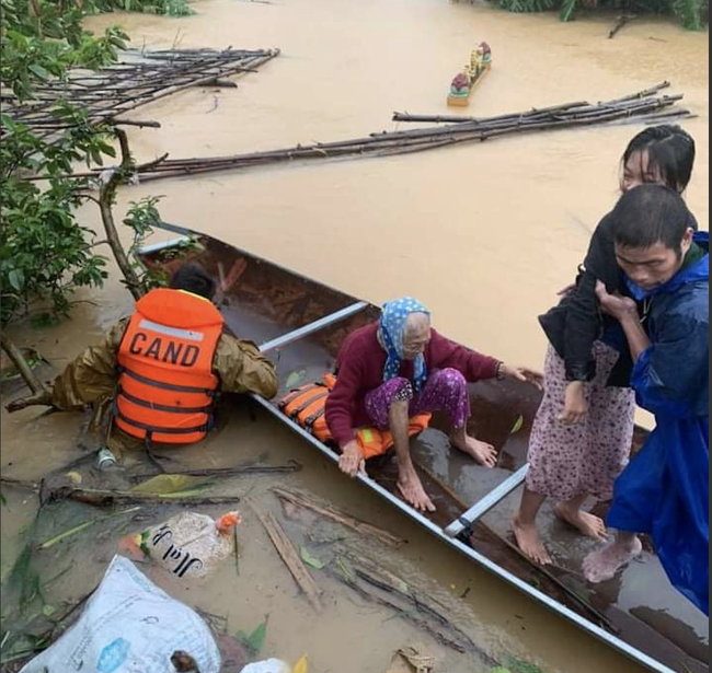 flood in central vietnam foreign netizens pray for central vietnameses safety