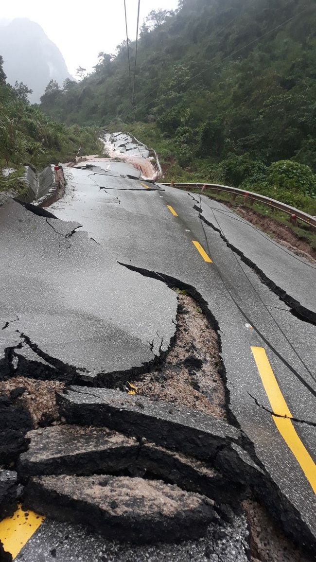 Roadways are badly damaged (Photo: Bao Dan Sinh) 