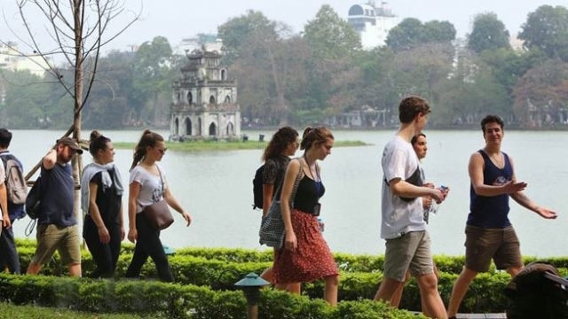 A group of foreign visitors in Hoan Kiem Lake, Hanoi (Photo: Nhan Dan) 