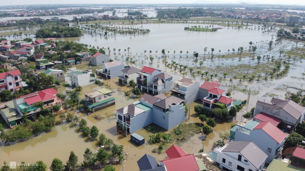 Houses in Ha Tinh provinces inundated in floodwater (Photo: VNE)