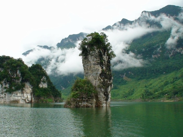 Na Hang lake, spectacular inland Ha Long Bay  for a peace of mind