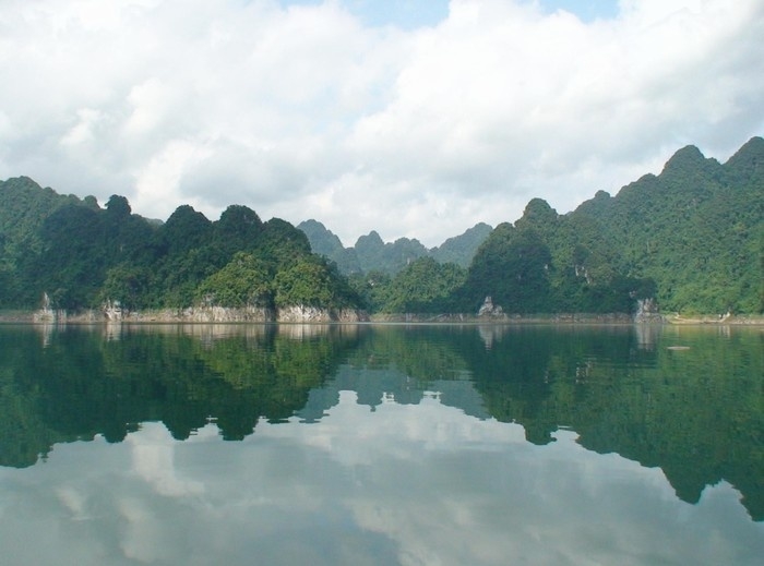Na Hang lake, spectacular inland Ha Long Bay  for a peace of mind