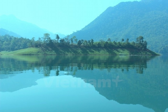 Na Hang lake, spectacular inland Ha Long Bay  for a peace of mind
