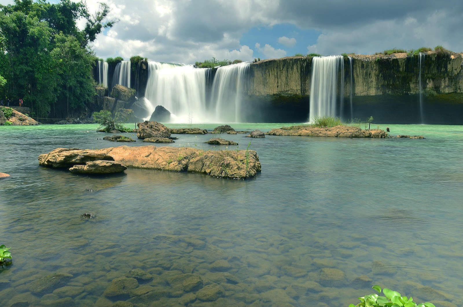 Dray Sap waterfall looks gorgeous (Photo: Saigonrider) 