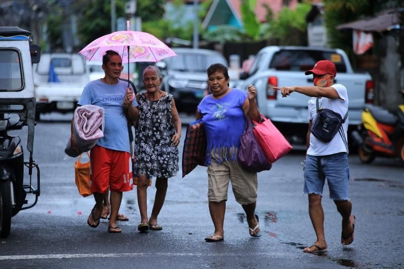 Philippines evacuates nearly 1,800 as tropical storm Molave approaches (Photo: AP) 