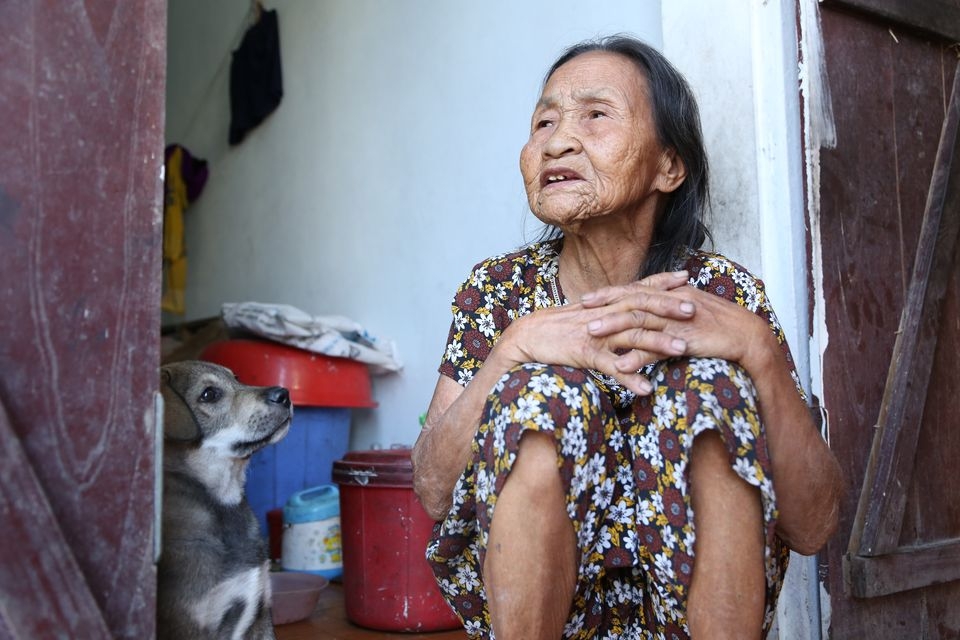 flood in central vietnam heart touching video of old grandma carries donated clothes on back