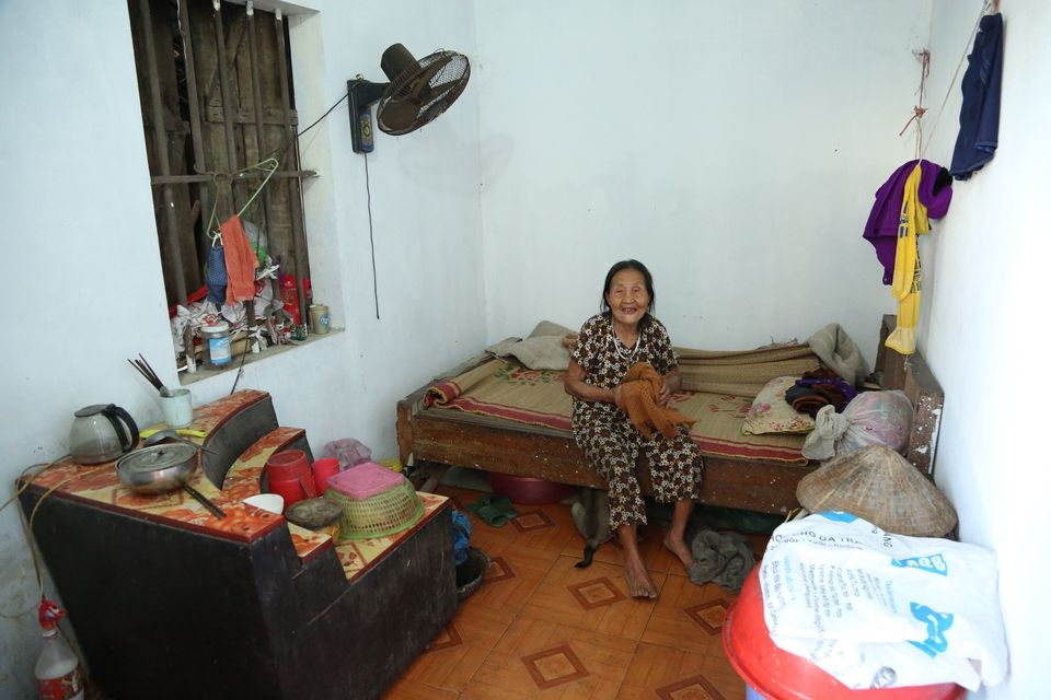 flood in central vietnam heart touching video of old grandma carries donated clothes on back