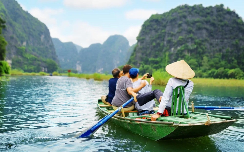 Foreign visitors in Ninh Binh, Vietnam (Photo: Vietnam Tours) 