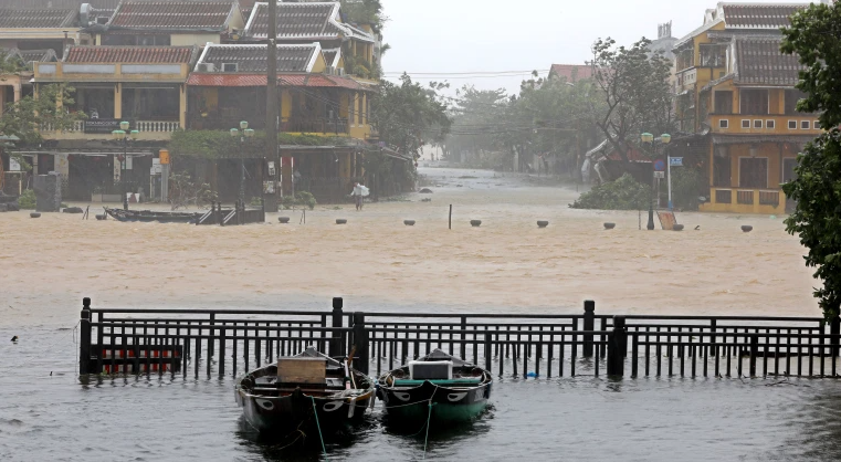 Flood in Central Vietnam: 26 fishermen went missing, 2 boats sunk