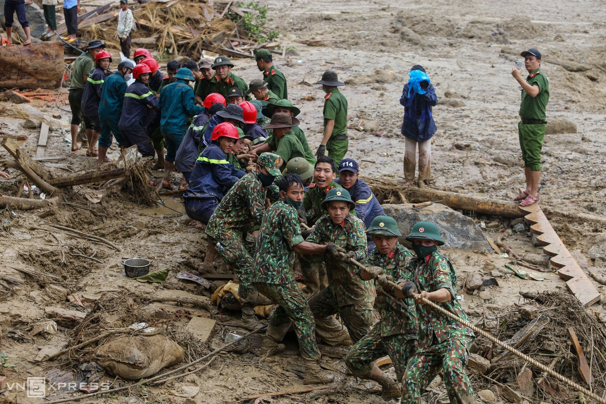 Military personnel resuing soilders at landslides scene in Tra Leng, Quang Nam province on October 30 (Photo: VNE) 