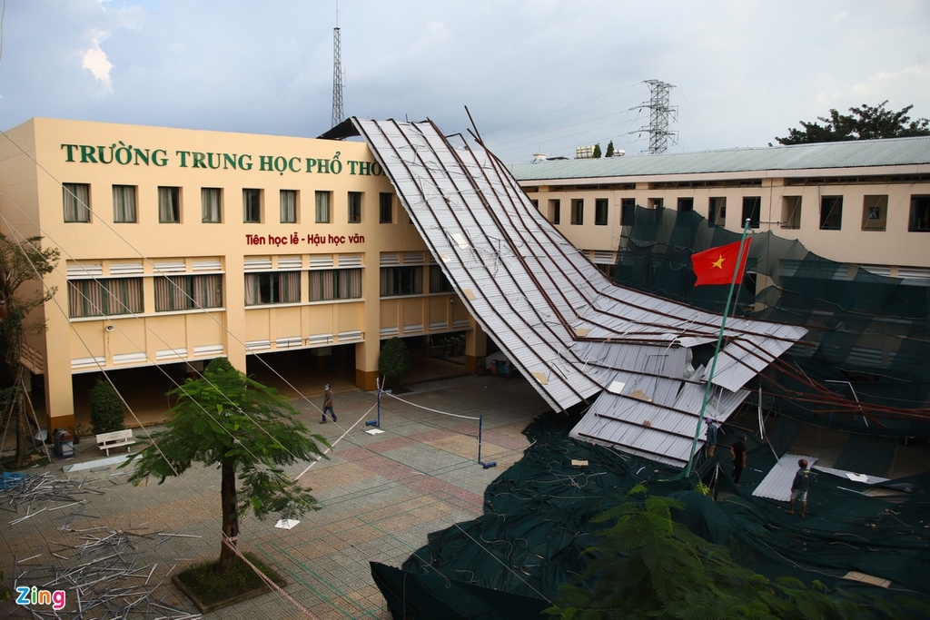 Flood in Central Vietnam: HCMC's school roof blown off due to eavy storm