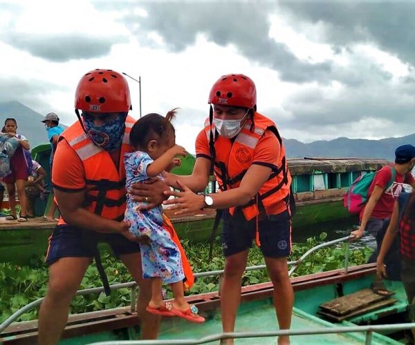 A baby girl being evacuated by two rescuers (Photo: WBAP) 