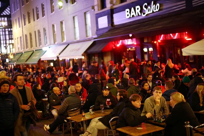 Londoners hit the bar before the second lockdown (Photo: Reuters)  