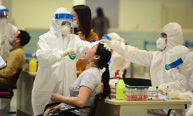 COVID-19 testing in Vietnam (Photo: VNE) 