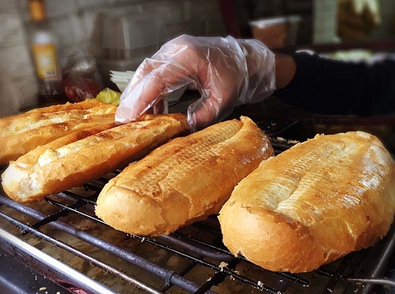 Scrumptious grilled bread with salt and chili in Hanoi