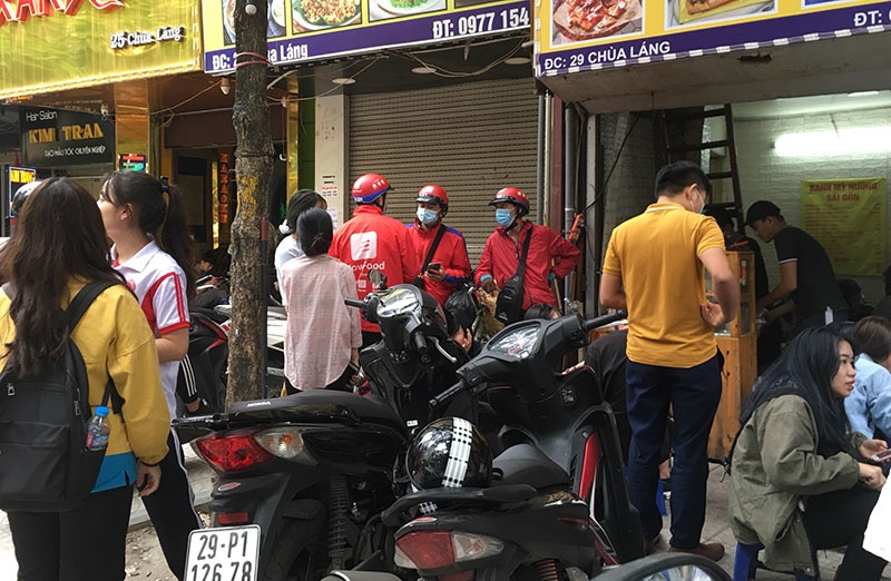 Scrumptious grilled bread with salt and chili in Hanoi