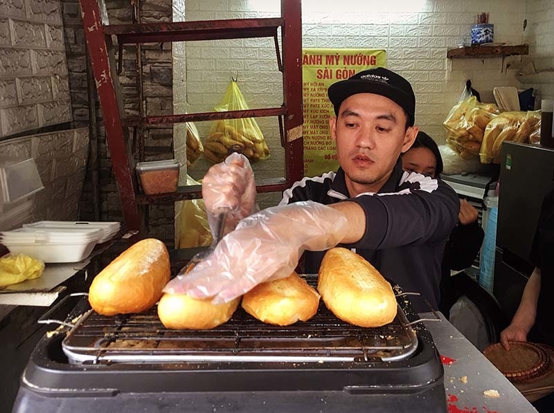 Scrumptious grilled bread with salt and chili in Hanoi