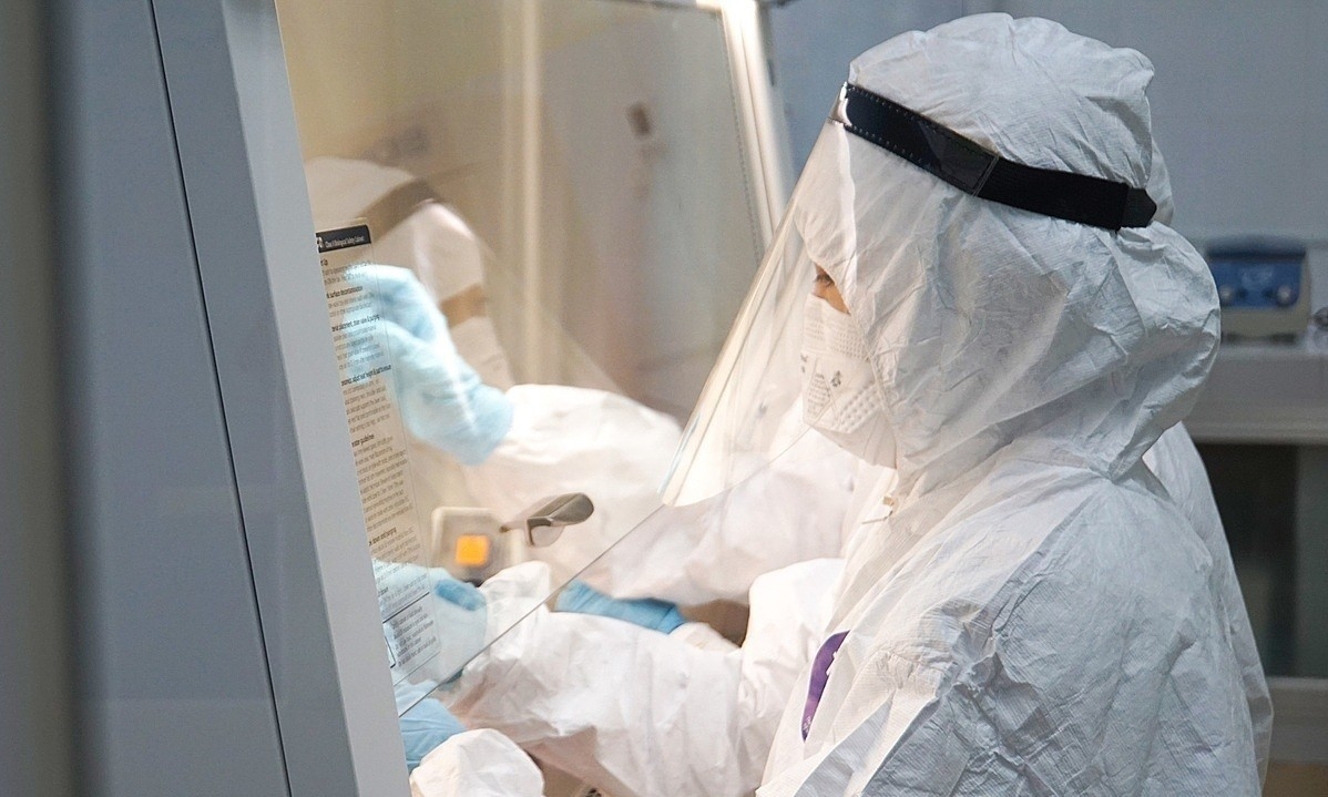 A health staff tests covid-19 samples at a hospital in quang ngai province, central vietnam, august 2020 (photo: vne) 