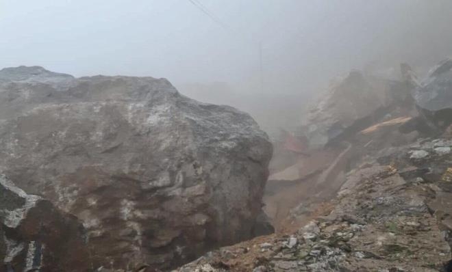 video giant rock falls blocking transportatoin in central highlands