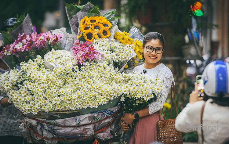 Hanoi turns on romantic mode with white daisy covering almost every street corners