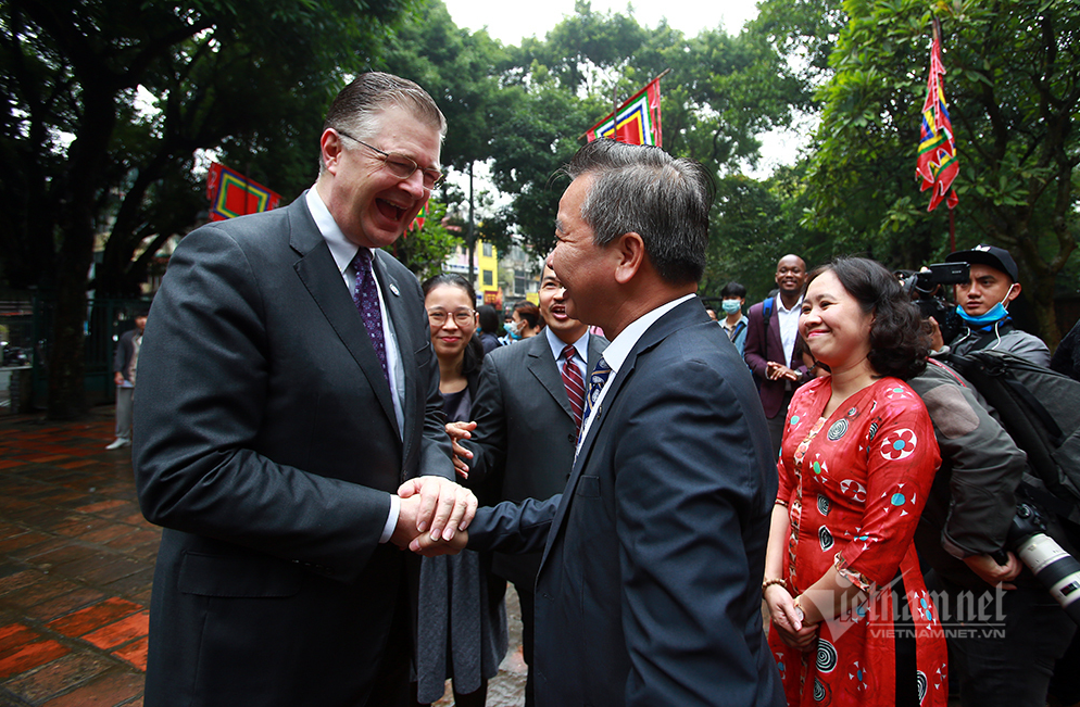 The visit to the historic site aims to show respect for Vietnamese culture, including the nation’s traditional fondness for learning, while boosting mutual exchanges. (Photo: Vietnamnet)