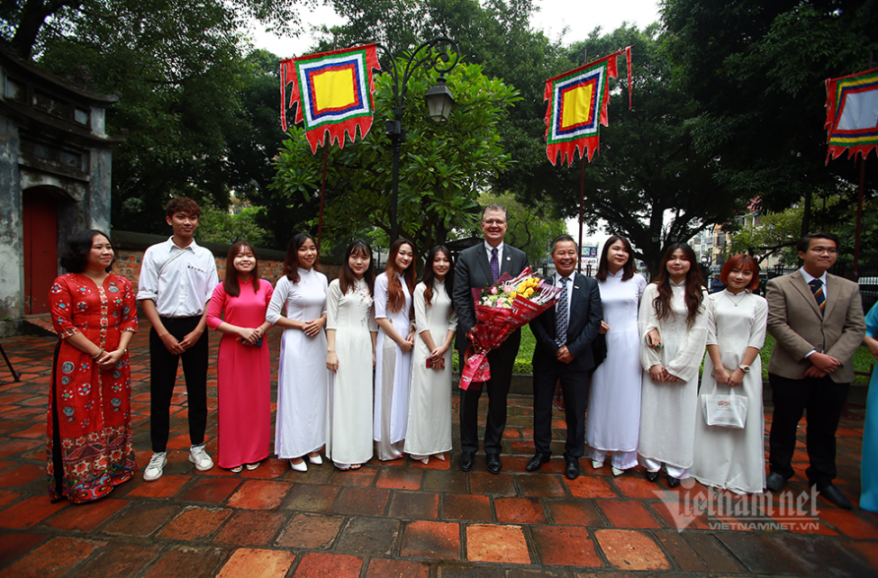 Ambassador Kritenbrink receives a warm welcome from Vietnamese students at the Temple of Literature. (Photo: Vietnamnet)