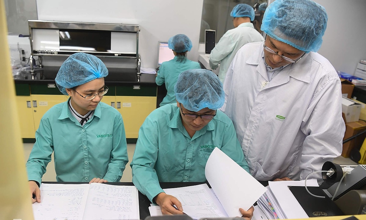 Covid-19 vaccine researchers at Vabiotech in Hanoi. (Photo: VNE) 