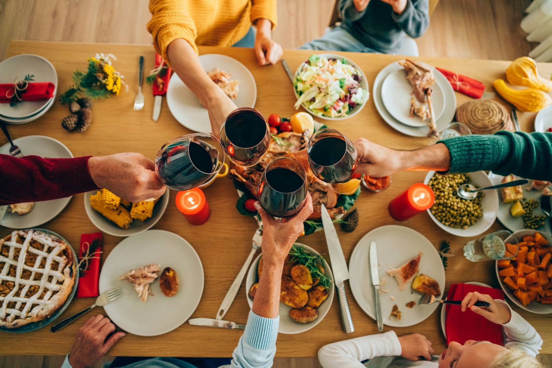 Thanksgiving gathering (Photo: Country Living Magazine) 